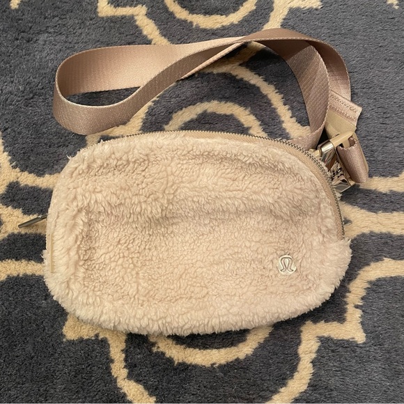 Lululemon Everywhere Sherpa Belt Bag - Picture 1 of 7